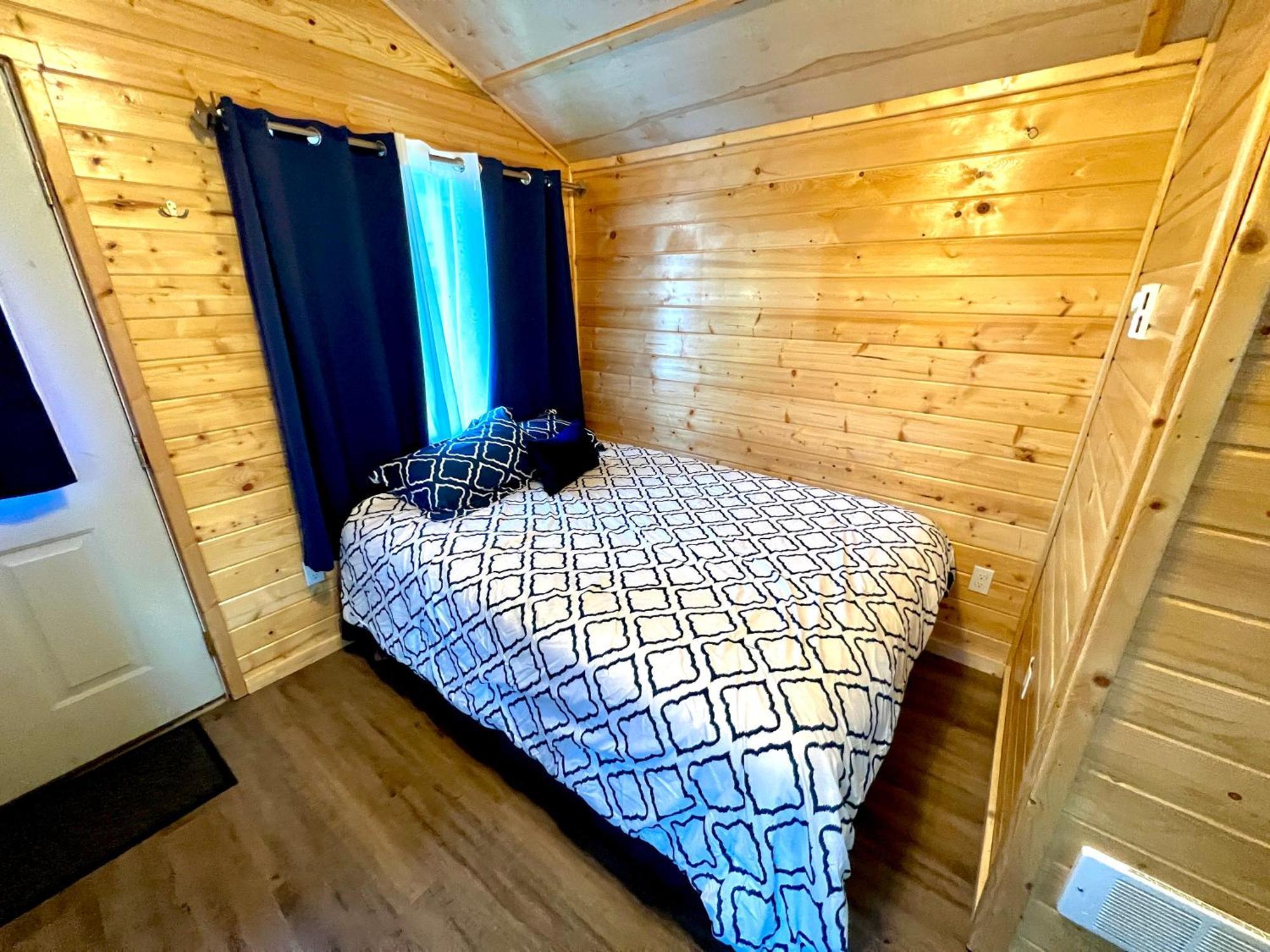 Triple G'S Resort - Cabin 8 Pinnacle Room photo
